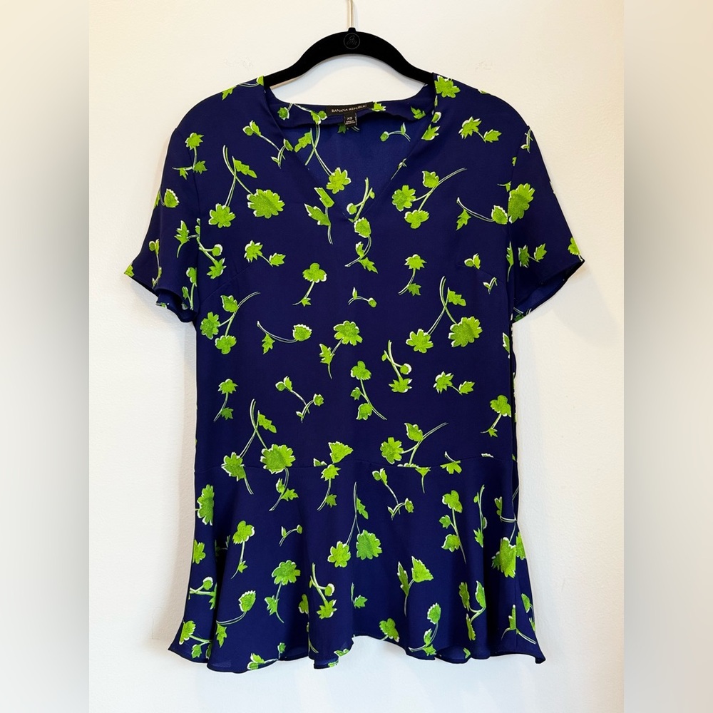 Banana Republic loose peplum vneck blouse. Cilantro size XS